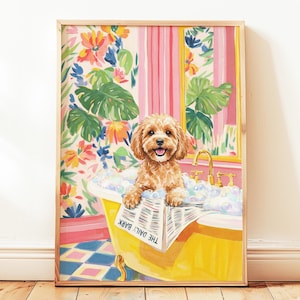 Op de afbeelding: Een ingelijste print van een hond in een gele badkuip vol bellen. De hond houdt een krant vast met "THE DAILY BARK". De achtergrond toont bloemenbehang en een roze gestreepte gordijn.