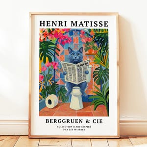 Op de afbeelding: Een ingelijste kunstprint met een blauwe kat die de krant "The Meow Mail" leest op een toilet, in een kleurrijke, op Matisse geïnspireerde stijl. De print bevat tekst aan de boven- en onderkant. De achtergrond toont weelderige planten en kleurrijke tegels.