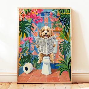 Peut inclure: Une impression d'art encadrée représente un chien assis sur des toilettes, lisant un journal intitulé "The Daily Bark". L'arrière-plan présente une scène de salle de bain colorée avec des plantes tropicales et des accents floraux. L'œuvre a un thème fantaisiste et humoristique.