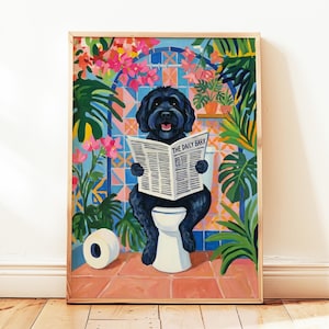 Impresión artística de pared estilo Matisse con un perro cockapoo negro en el inodoro