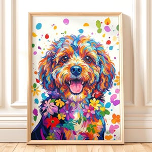 Pode incluir: Uma impressão artística emoldurada com um retrato de cachorro colorido. O cachorro tem uma pelagem vibrante em tons de laranja, azul e amarelo, com uma coleira floral. O fundo é branco com respingos de tinta coloridos. A moldura é de madeira clara.