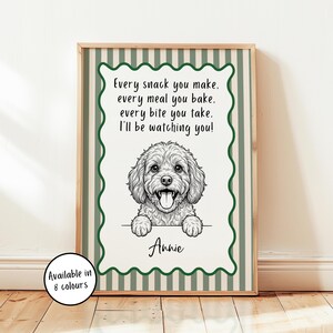 Puede incluir: Un cuadro enmarcado con una ilustración en blanco y negro de un perro sonriendo. El texto dice: "Every snack you make, every meal you bake, every bite you take, I'll be watching you!" y el nombre "Annie". El marco es verde y blanco.