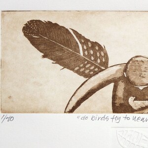 Op de afbeelding: Een sepia-kleurige print van een vogel met een veer op de achtergrond. De print is getiteld "do birds try to heaven". De print is genummerd 1/10.