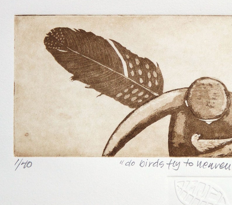 Op de afbeelding: Een sepia-kleurige print van een vogel met een veer op de achtergrond. De print is getiteld "do birds try to heaven". De print is genummerd 1/10.