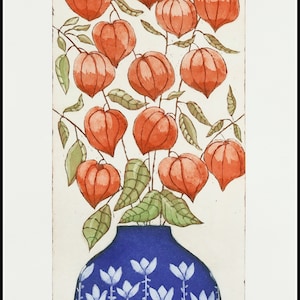 Könnte beinhalten: Eine blaue Vase mit einem weißen Blumenmuster hält einen Strauß orangefarbener chinesischer Laternen. Die Vase ist mit weißen Blumen und Stielen auf blauem Hintergrund verziert. Das Bild ist signiert mit "M. Ellis" und nummeriert "1/50".