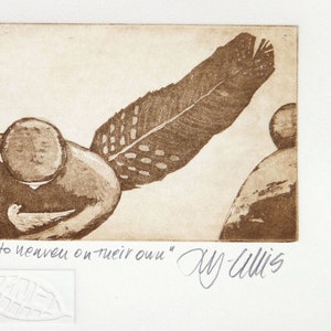 Op de afbeelding: Een bruine en witte print van een vogel met een veer, met de tekst "to move on their own" en de handtekening van de kunstenaar "M. Willis".