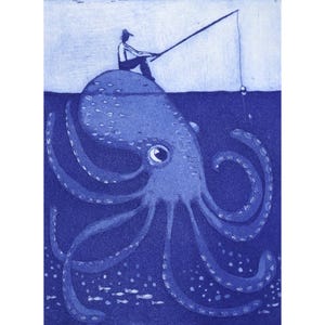 Op de afbeelding: Blauw-witte illustratie van een persoon die vist vanaf een gigantische octopus. De octopus bevindt zich onder water, met tentakels eronder. De persoon zit en houdt een hengel vast, met een haak in het water.