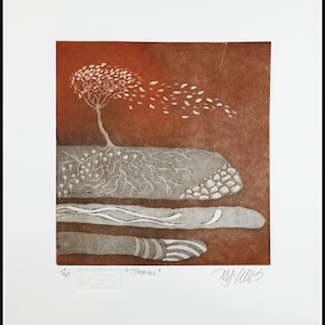 Op de afbeelding: Een bruine en witte print van een boom met wortels en bladeren die in de wind waaien. De print is getiteld "Storms" en gesigneerd door de kunstenaar, "My Willis".