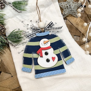 Blau und Grün Streifen Schneemann Ugly Christmas Sweater Ornament