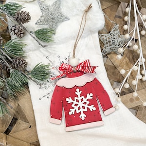 Rote und rosa Schneeflocke Ugly Christmas Sweater Ornament