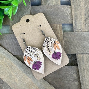 Aretes florales invertidos de madera en forma de lágrima