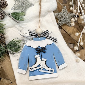 Weihnachtspullover mit Schlittschuhen