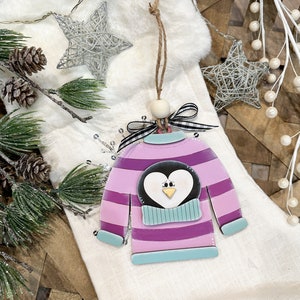 Lila Streifen Pinguin Ugly Christmas Sweater Ornament
