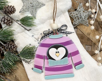 Décoration de pull de Noël moche à rayures violettes avec pingouin