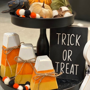 Holz-Trick oder behandeln Zeichen | Chunky Holz Candy Corn Dekorationen | Halloween-Home-Dekor | Tiered Tablette Dekor | Herbst Home Decor