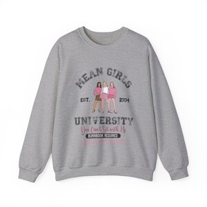 Felpa divertente della Mean Girls University. Mercoledì ci vestiamo di rosa. Girocollo con grafica cinematografica divertente. Regalo per lei. immagine 7