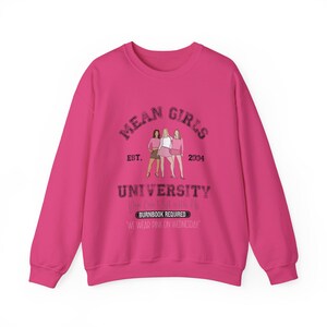Felpa divertente della Mean Girls University. Mercoledì ci vestiamo di rosa. Girocollo con grafica cinematografica divertente. Regalo per lei. immagine 4
