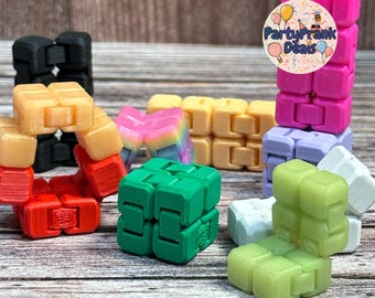 Infinity Würfel Fidget Set | 4er Pack Sensorisches Spielzeug | Zufällige Volltonfarben | Stressabbau & Party Dekor