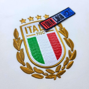 Op de afbeelding: Geborduurde patch met de kleuren van de Italiaanse vlag, groen, wit en rood, met gouden randen en sterren. De patch bevat de tekst "ITALIA FIGC" en een aparte rechthoekige patch met de tekst "YOUR LOGO HERE".