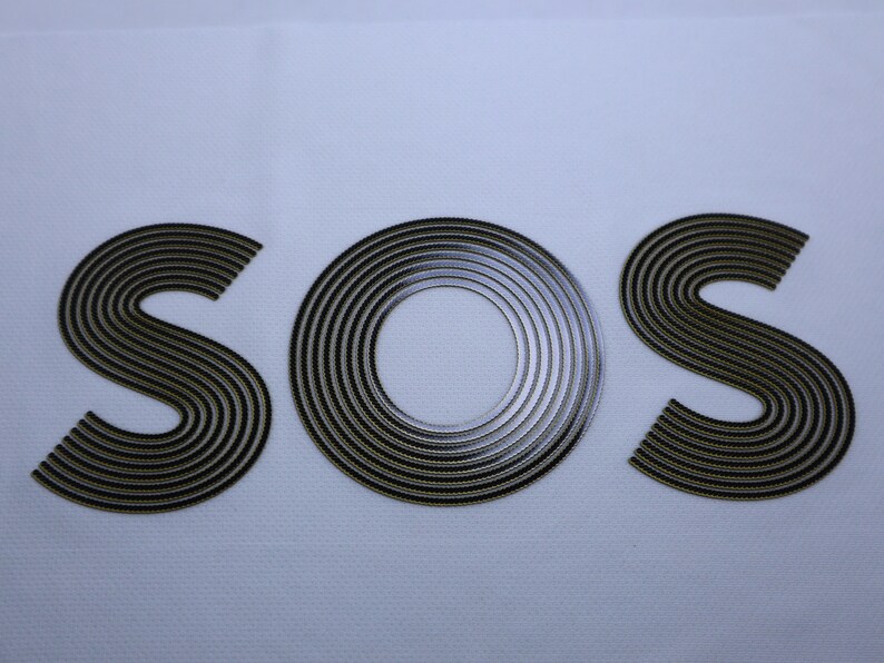 Pode incluir: A palavra "SOS" &eacute; escrita em c&iacute;rculos conc&ecirc;ntricos pretos e brancos sobre um fundo branco.