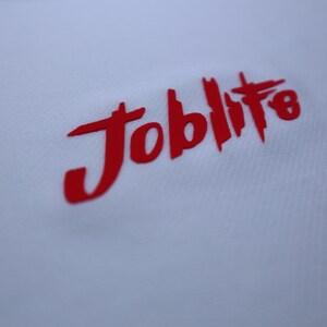 Puede incluir: Texto rojo "Joblife" sobre un fondo blanco.