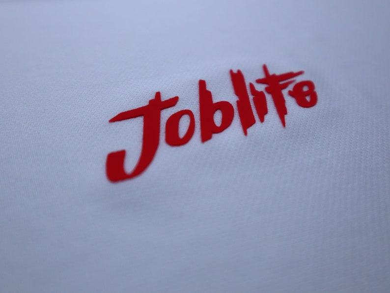 Puede incluir: Texto rojo "Joblife" sobre un fondo blanco.