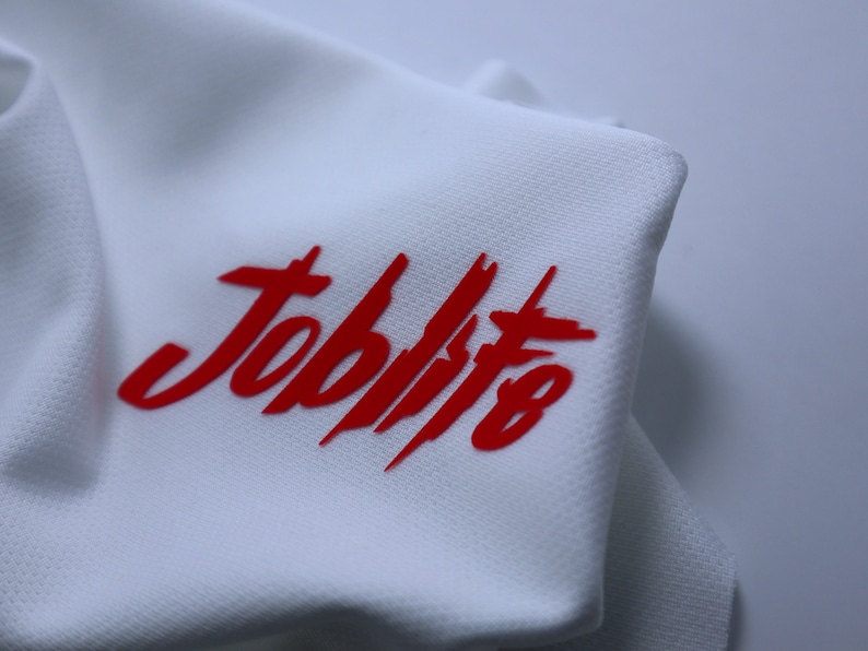Puede incluir: Tela blanca con la palabra "Jobbists" impresa en rojo.