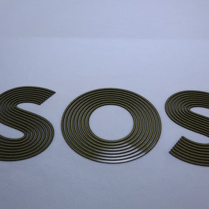 Op de afbeelding: Het woord "SOS" gespeld in gele en zwarte concentrische cirkels.
