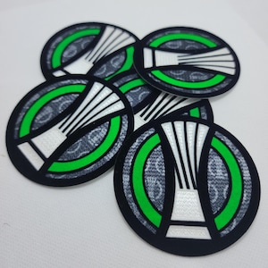 Puede incluir: Cinco parches bordados en blanco y negro con un borde verde. Los parches presentan una copa blanca con un contorno negro y un patrón verde y blanco en el interior.