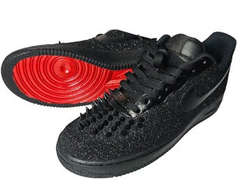 Spike Glitter AF1 Sneakers: Benutzerdefinierte rote Unterseite Air Force 1s