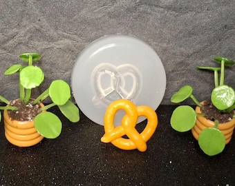 Pretzel Silicone Mold:   Miniature Food- UV Resin Crafting