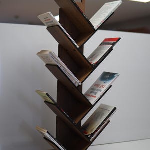 Bibliothèque en bois personnalisable avec 8 compartiments - étagère moderne personnalisée en arbre, organisateur de bureau fait main, idée cadeau bibliothèque en noyer