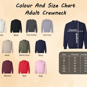 Puede incluir: Tabla de colores y tallas para sudaderas con cuello redondo para adultos. La tabla muestra 12 colores diferentes de sudaderas, incluyendo blanco, negro, gris oscuro jaspeado, gris deportivo, arena, verde militar, azul marino, granate, rojo y rosa. La tabla tambi&eacute;n incluye una gu&iacute;a de tallas con medidas de pecho y largo en pulgadas.