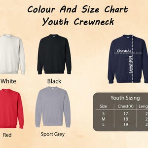 Puede incluir: Tabla de tallas para sudaderas con cuello redondo para j&oacute;venes en blanco, negro, rojo y gris deportivo. La tabla muestra las medidas de pecho y largo en pulgadas para las tallas S, M y L.