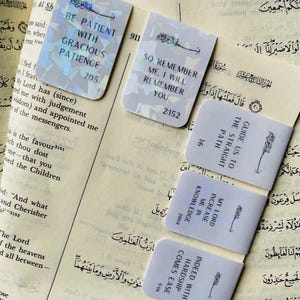 Peut inclure: Quatre signets irisés avec des citations inspirantes en arabe et en anglais. Les citations sont "Soyez patient avec une patience gracieuse", "Souvenez-vous de moi, je me souviendrai de vous", "Guidez-nous vers le droit chemin", et "En vérité, avec la difficulté vient la facilité".