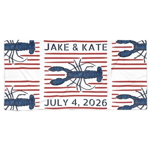 Peut inclure: Serviette de plage blanche avec des rayures rouges et des homards bleus. Le texte "JAKE & KATE" et "JULY 4, 2026" est imprimé sur la serviette. Thème nautique.