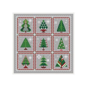 Può includere: Schema a punto croce con nove alberi di Natale verdi su sfondo grigio. Ogni albero è in un quadrato con bordo rosso e decorazioni di fiocchi di neve bianchi. Il design ha un tema festivo natalizio.