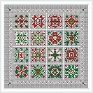 Puede incluir: Una pieza de punto de cruz enmarcada con una cuadrícula de dieciséis cuadrados, cada uno con un diseño geométrico único. Los diseños utilizan hilos rojos, verdes y blancos sobre un fondo gris. El borde también es gris con un patrón repetitivo de rojo, verde y blanco.