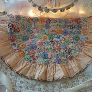 1930s vintage hand made yo yo pillow piece,  feedsack fabrics, american prairie farmhouse, 90+ yo yo pieces, 1&quot; each, charming hand craft