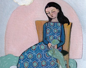 Op de afbeelding: Een vrouw in een blauwe en groene geometrische geprinte jurk zit op een houten stoel en houdt een groene bol garen en breinaalden vast. Ze is omringd door een roze en blauwe achtergrond met een witte wolk.