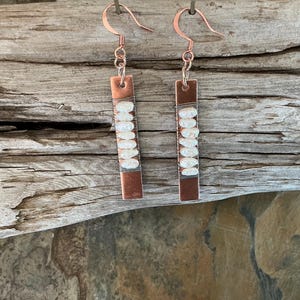 Pendientes colgantes de cobre y perlas de agua dulce hechos a mano / Pendientes rectangulares de cobre envueltos en alambre / Joyería bohemia artesanal / Regalo único