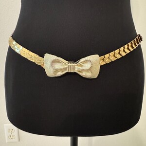 Vintage MCM 70s Thin Stretchy Gold Link Belt With Gold Bow  display picture 2