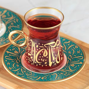 18-teiliges türkisches Teeset mit Glas-Teelöffeln arabische Kalligraphiegrafik - grün (6 Teetassen 6 Untertassen und 6 Glasteelöffel)