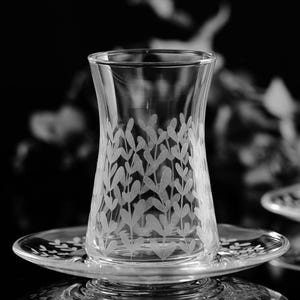 18-teiliges türkisches Teeglas-Set mit Untertasse (6 Teetassen - 6 Untertassen - 6 Teelöffel) - Blätter - eingraviertes Blattmuster - Geschenk für Teeliebhaber