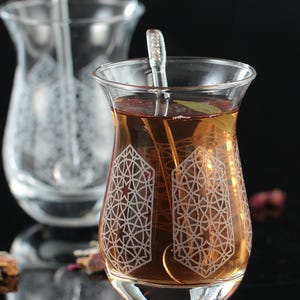 18-teiliges türkisches Teeset (6 Teetassen - 6 Melamin-Untertassen - 6 Teelöffel) - Seher -Lasergravur