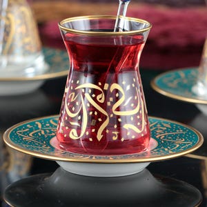 Set da tè turco da 18 pezzi con cucchiaini in vetro e calligrafia araba - verde (6 tazze da tè, 6 piattini e 6 cucchiaini in vetro)