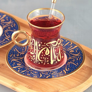 18-teiliges türkisches Teeset mit Glas-Teelöffeln arabische Kalligraphiekunstwerke - Blau (6 Teetassen mit Griff, 6 Untertassen und 6 Glas-Teelöffel)
