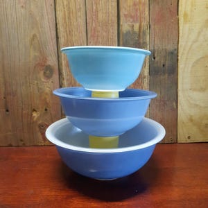 Vintage PYREX &quot;Moody Blues&quot; Mixing Bowl Set of 3, 1970s, Clear Bottom