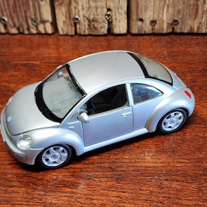 Maisto Silver Volkswagen New BEETLE - 1/25 Scale DieCast Car