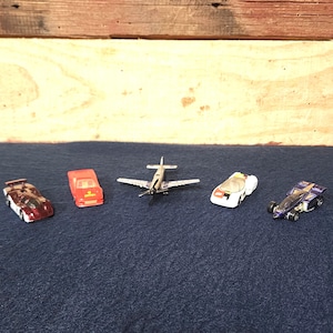 Auto da corsa Hot Wheels degli anni '80 con aereo acrobatico Mattel del 2007